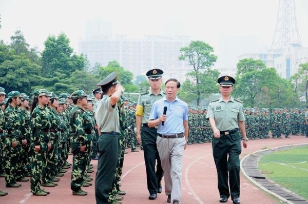 長沙師范學校隆重舉行2013級新生軍訓會操暨開學典禮