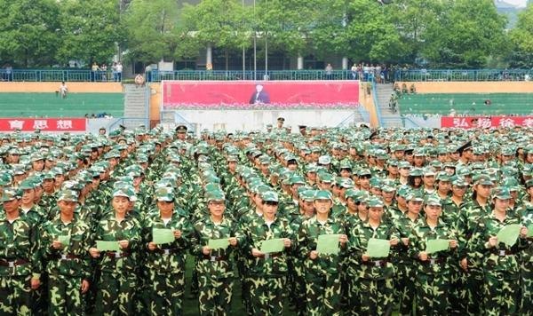 長沙師范學校隆重舉行2013級新生軍訓會操暨開學典禮