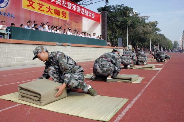 鄭州職業技術學院隆重舉行2013級新生開學典禮暨軍訓總結大會