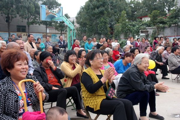 鄭州職業(yè)技術(shù)學(xué)院組織大學(xué)生到豫龍鎮(zhèn)二十里鋪村進(jìn)行“文明單位結(jié)對幫扶”文藝匯演
