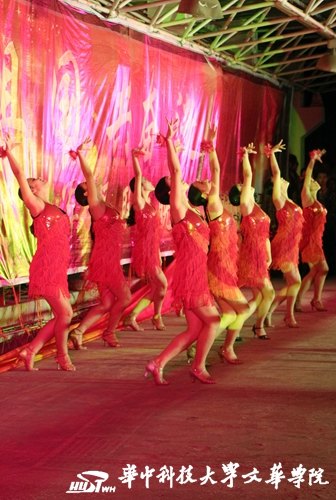 華中科技大學文華學院舉行2013年軍民聯(lián)歡晚會