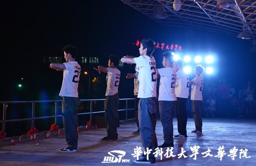 華中科技大學文華學院舉行2013年軍民聯(lián)歡晚會