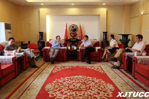 加拿大紐芬蘭紀念大學Michael Burns教授來訪西安交通大學城市學院