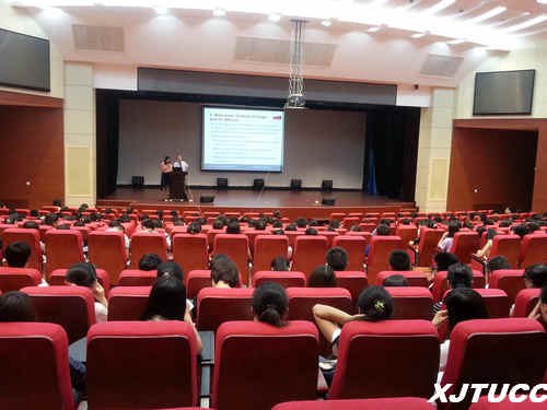 加拿大紐芬蘭紀念大學Michael Burns教授來訪西安交通大學城市學院