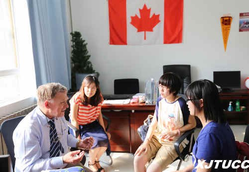 加拿大紐芬蘭紀念大學Michael Burns教授來訪西安交通大學城市學院