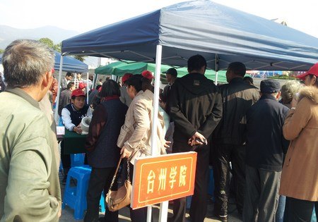 校黨外人士開展“同筑中國夢服務爭先鋒”社會服務活動