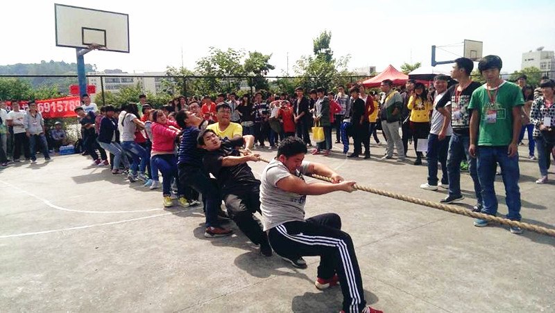 土木水電團學聯舉辦“凝新聚力”新生拔河比賽