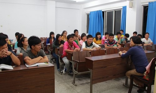 【一面旗幟】給自己樹一面旗幟   關(guān)工委成員為學(xué)生黨員上黨課