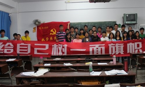 【一面旗幟】給自己樹一面旗幟   關(guān)工委成員為學(xué)生黨員上黨課