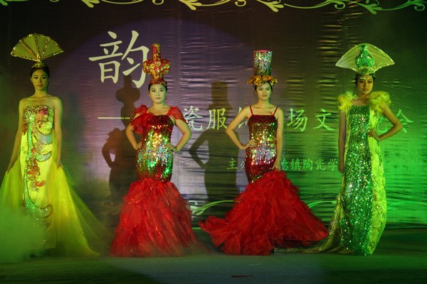 景德鎮(zhèn)陶瓷學(xué)院舉辦“瓷韻”陶瓷服飾專場(chǎng)文藝晚會(huì)