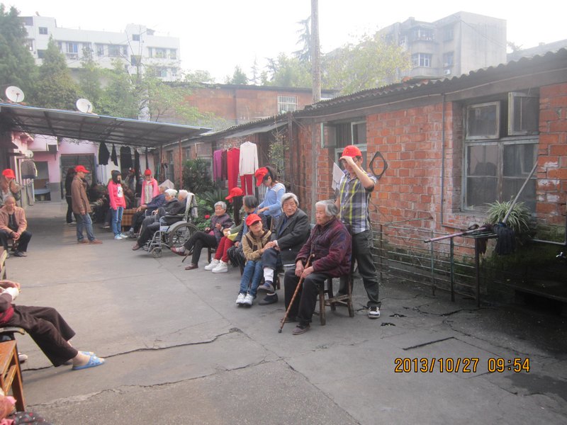 青年志愿者慰問孤寡老人