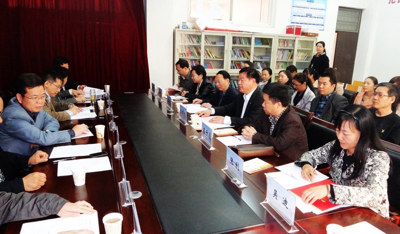 許昌學院與中原工學院舉行2013級學術型研究生碩士生導師對接儀式