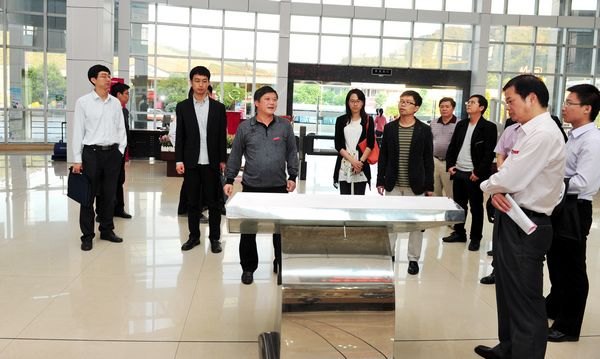 清華大學(xué)、北京大學(xué)在明掛職博士、碩士來(lái)校考察