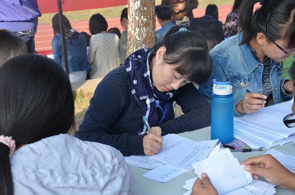 默默無聞的參與者——校運(yùn)會(huì)現(xiàn)場工作人員側(cè)記