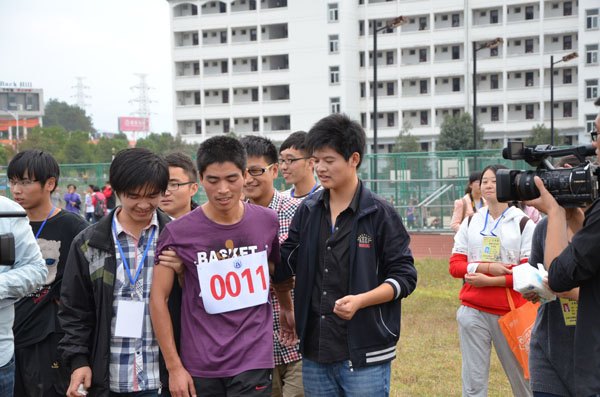 默默無聞的參與者——校運(yùn)會(huì)現(xiàn)場工作人員側(cè)記