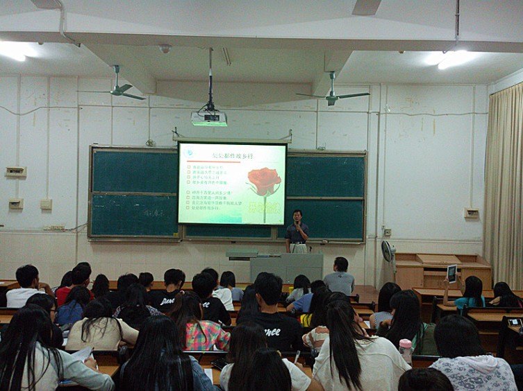 藝術(shù)系舉辦“詞話詩語說人生”講座