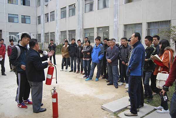 學校組織師生進行消防演練普及消防知識