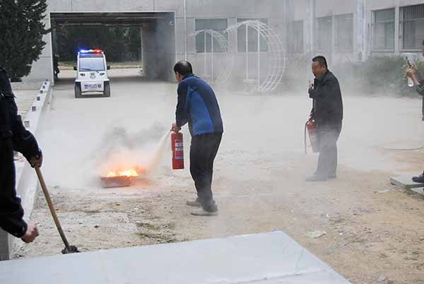 學校組織師生進行消防演練普及消防知識