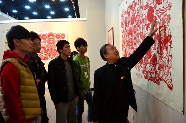 許昌市剪紙藝術展在許昌學院舉行