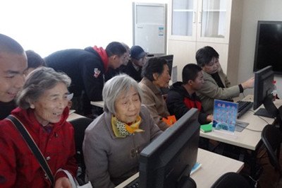 信息學院黨員走進社區開展計算機培訓