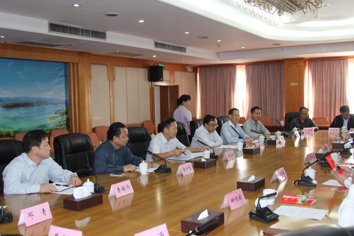 學校黨委莫詩浦書記赴百色舉行服務地方經濟服務基礎教育座談會