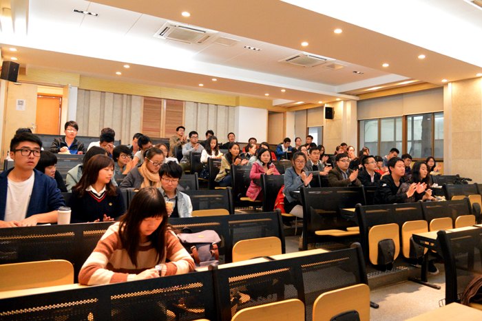 全省高校校報研究會鄭立琪會長來南京藝術(shù)學(xué)院講座