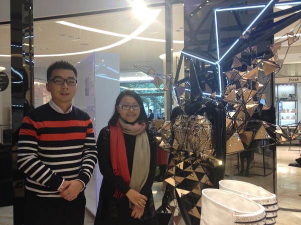 璀璨創(chuàng)意點(diǎn)亮連卡佛“東華之窗”——東華大學(xué)舉行新聞現(xiàn)場(chǎng)會(huì)推介優(yōu)秀學(xué)生作品(圖)