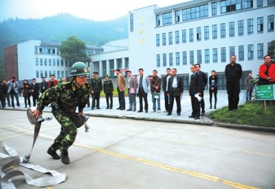 永川日報報道在重慶大學城市科技學院召開的《全民消防安全宣傳教育綱要》示范現(xiàn)場會