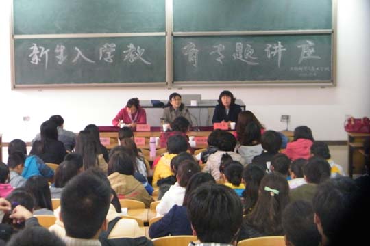 副院長李長萍在生物學院舉辦新生入學教育專題講座