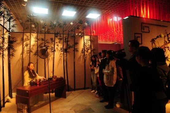 巧手插出“春天”來