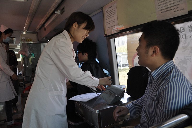 無償獻血車進校園 文經學子積極參與