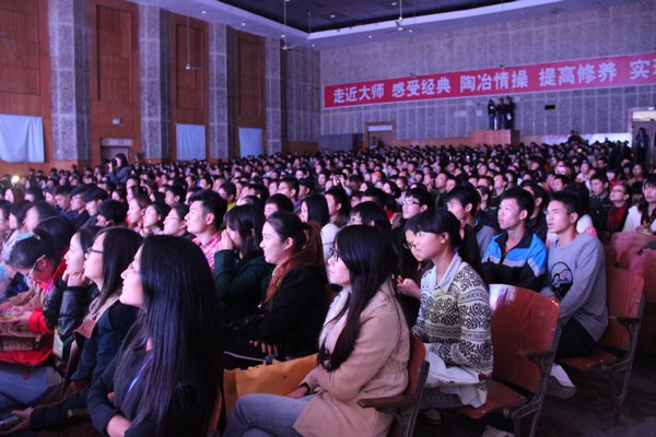 江西省軍區(qū)文工團(tuán)來景德鎮(zhèn)陶瓷學(xué)院慰問演出