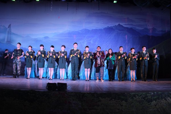 江西省軍區(qū)文工團(tuán)來景德鎮(zhèn)陶瓷學(xué)院慰問演出