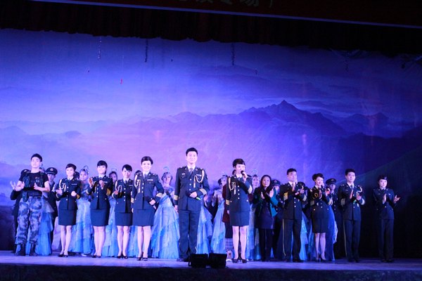 江西省軍區(qū)文工團(tuán)來景德鎮(zhèn)陶瓷學(xué)院慰問演出