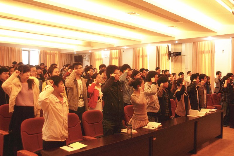 三峽大學(xué)科技學(xué)院召開新黨員宣誓大會(huì)