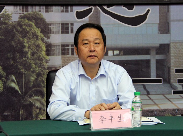 ȫ^ߵȌWУУȫ^пhν̌}ӖࡱڏVWԺe