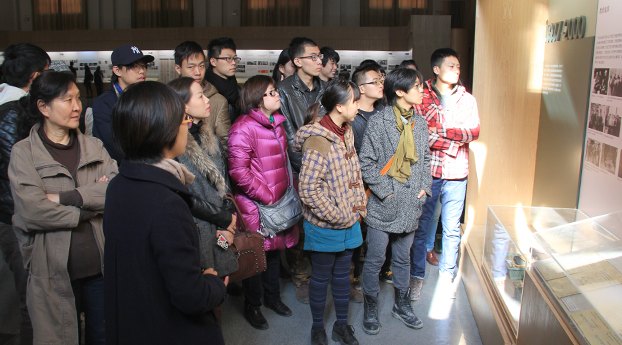 中央美術學院團組織帶領青年團員參觀校史陳列展