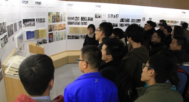 中央美術學院團組織帶領青年團員參觀校史陳列展