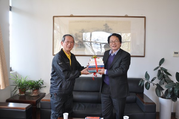 南京藝術學院日籍教師鈴木征四郎先生向圖書館贈書