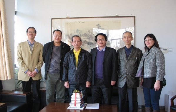 南京藝術學院日籍教師鈴木征四郎先生向圖書館贈書