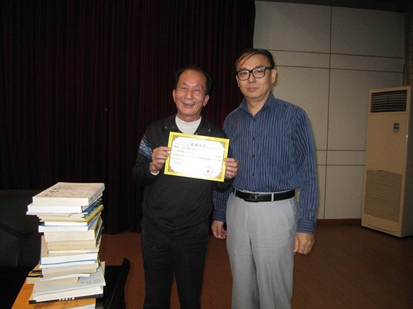 陽江市作家協會主席馮崢到廣東石油化工學院作學術報告