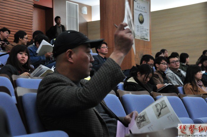 “2013·大匠之門”高校師生藝術(shù)作品拍賣會圓滿落幕