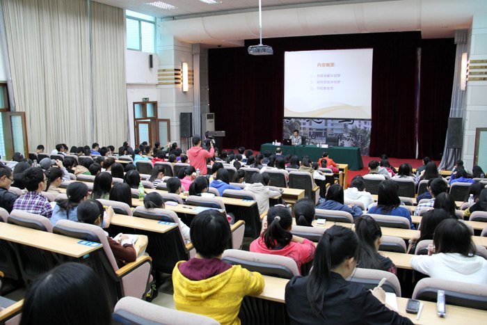 【60周年校慶專題】自治區文化廳巡視員余益中到廣西師范學院作專題報告