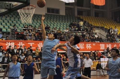 機械學院問鼎2013年“冠軍杯”男子籃球八強賽