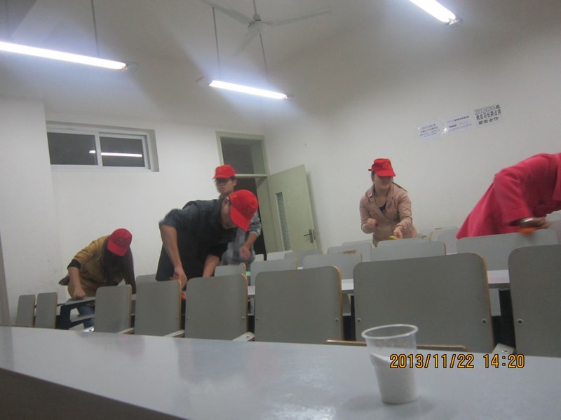 拒絕課桌文化 做文明大學(xué)生