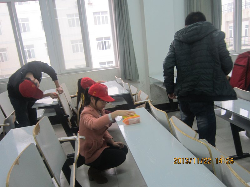 拒絕課桌文化 做文明大學(xué)生