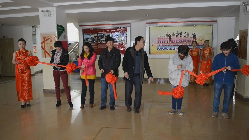 云南師范大學商學院學子導演微電影《面具》舉行開拍儀式