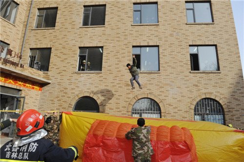 長春建筑學院舉辦“認識火災 學會逃生”消防演練活動