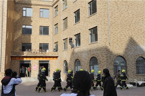 長春建筑學院舉辦“認識火災 學會逃生”消防演練活動