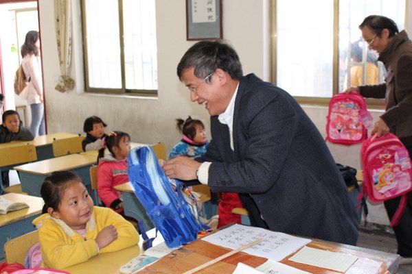 中國輕工業陶瓷研究所赴大瀲村開展送愛心活動